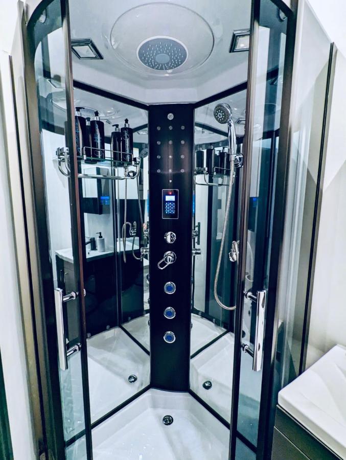 Duke And Duchess Apartments And Rooms - Private In Room Hot Tub Suites 런던 외부 사진