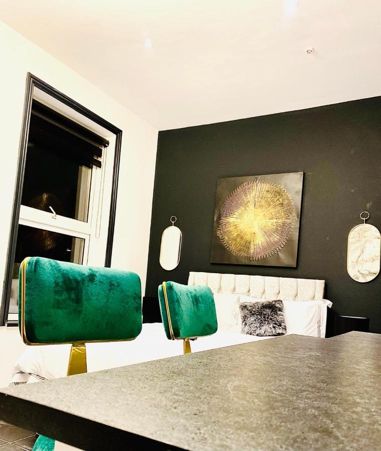 Duke And Duchess Apartments And Rooms - Private In Room Hot Tub Suites 런던 외부 사진