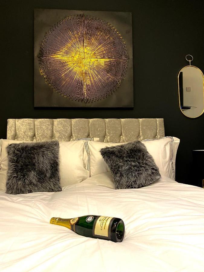 Duke And Duchess Apartments And Rooms - Private In Room Hot Tub Suites 런던 외부 사진