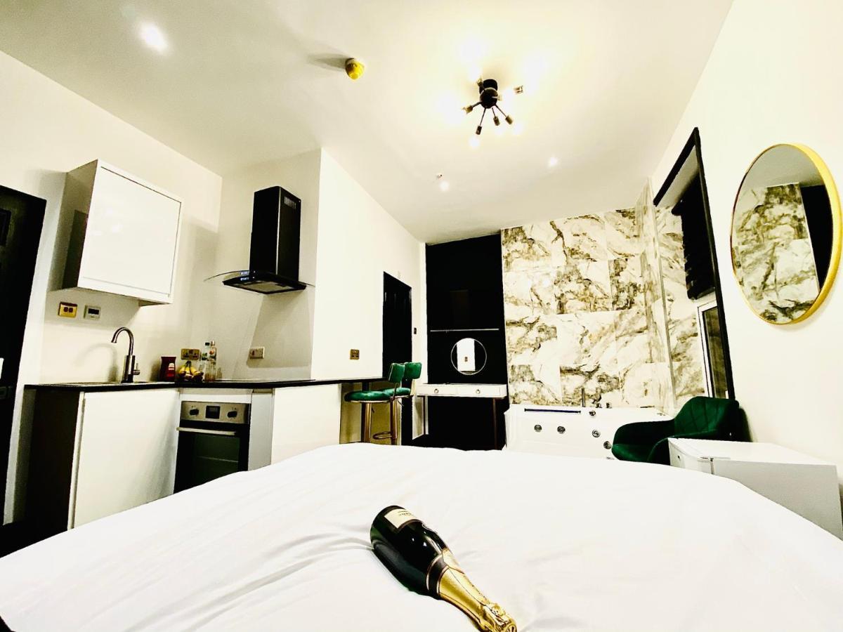 Duke And Duchess Apartments And Rooms - Private In Room Hot Tub Suites 런던 외부 사진