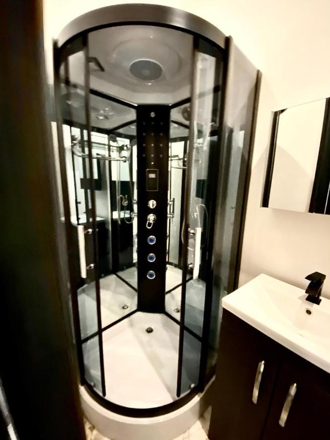 Duke And Duchess Apartments And Rooms - Private In Room Hot Tub Suites 런던 외부 사진