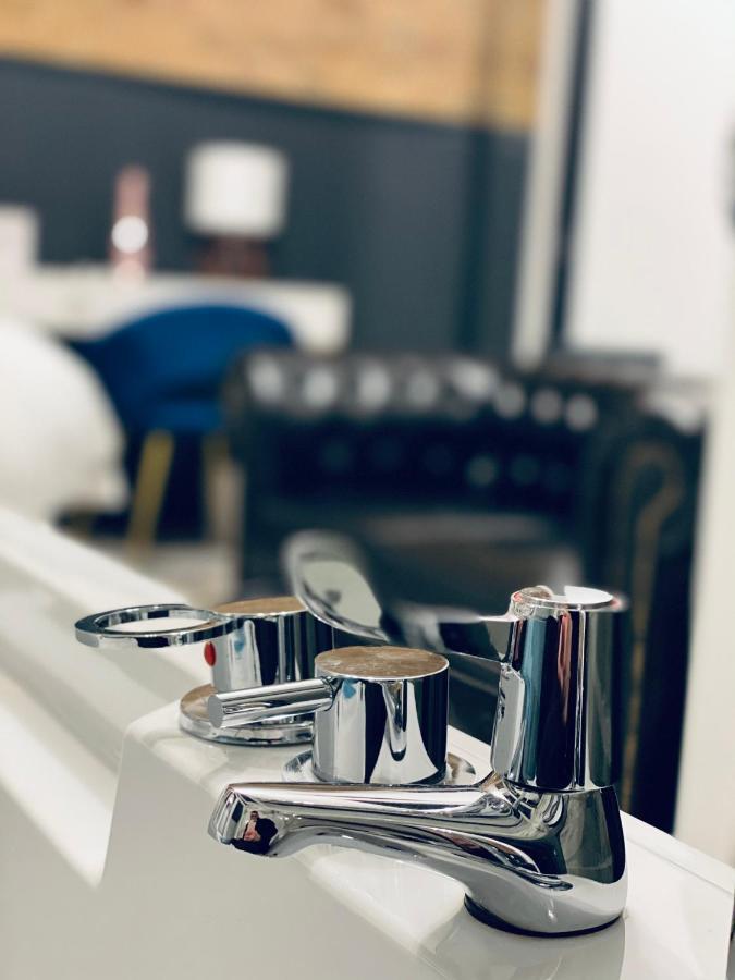 Duke And Duchess Apartments And Rooms - Private In Room Hot Tub Suites 런던 외부 사진