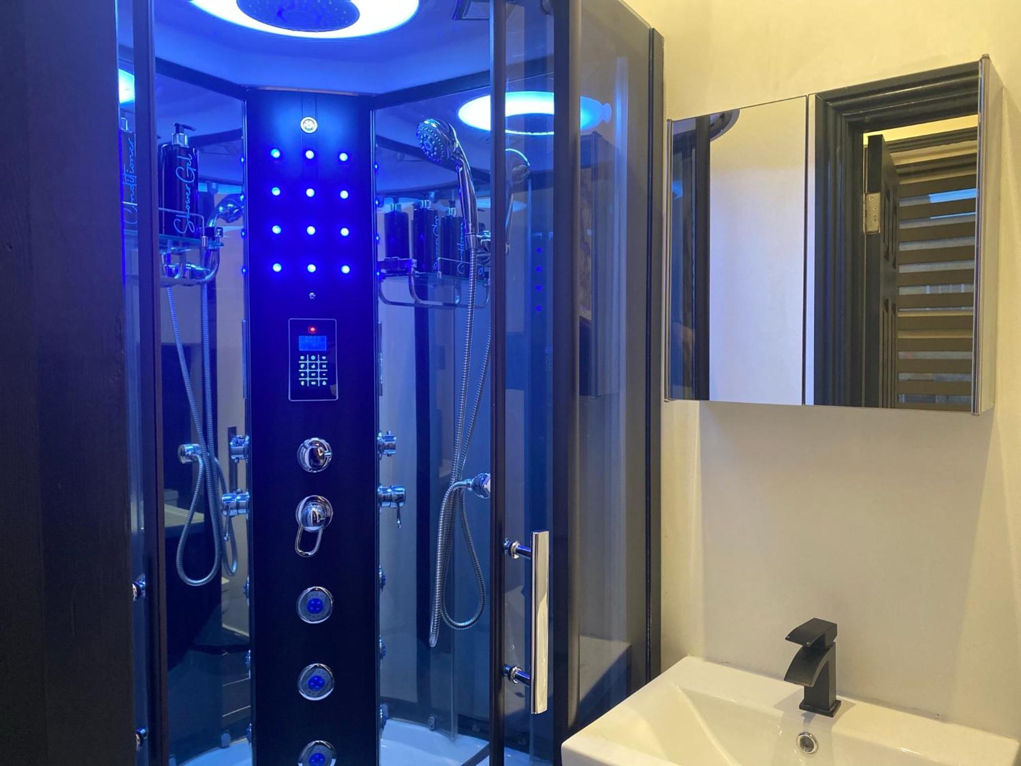Duke And Duchess Apartments And Rooms - Private In Room Hot Tub Suites 런던 외부 사진