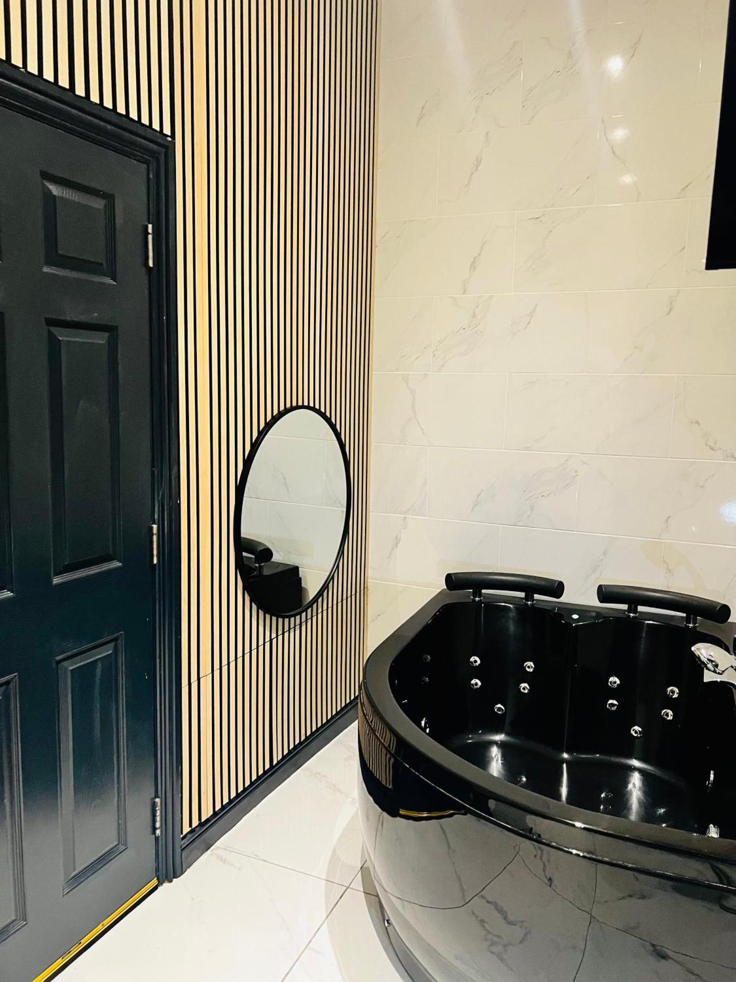 Duke And Duchess Apartments And Rooms - Private In Room Hot Tub Suites 런던 외부 사진