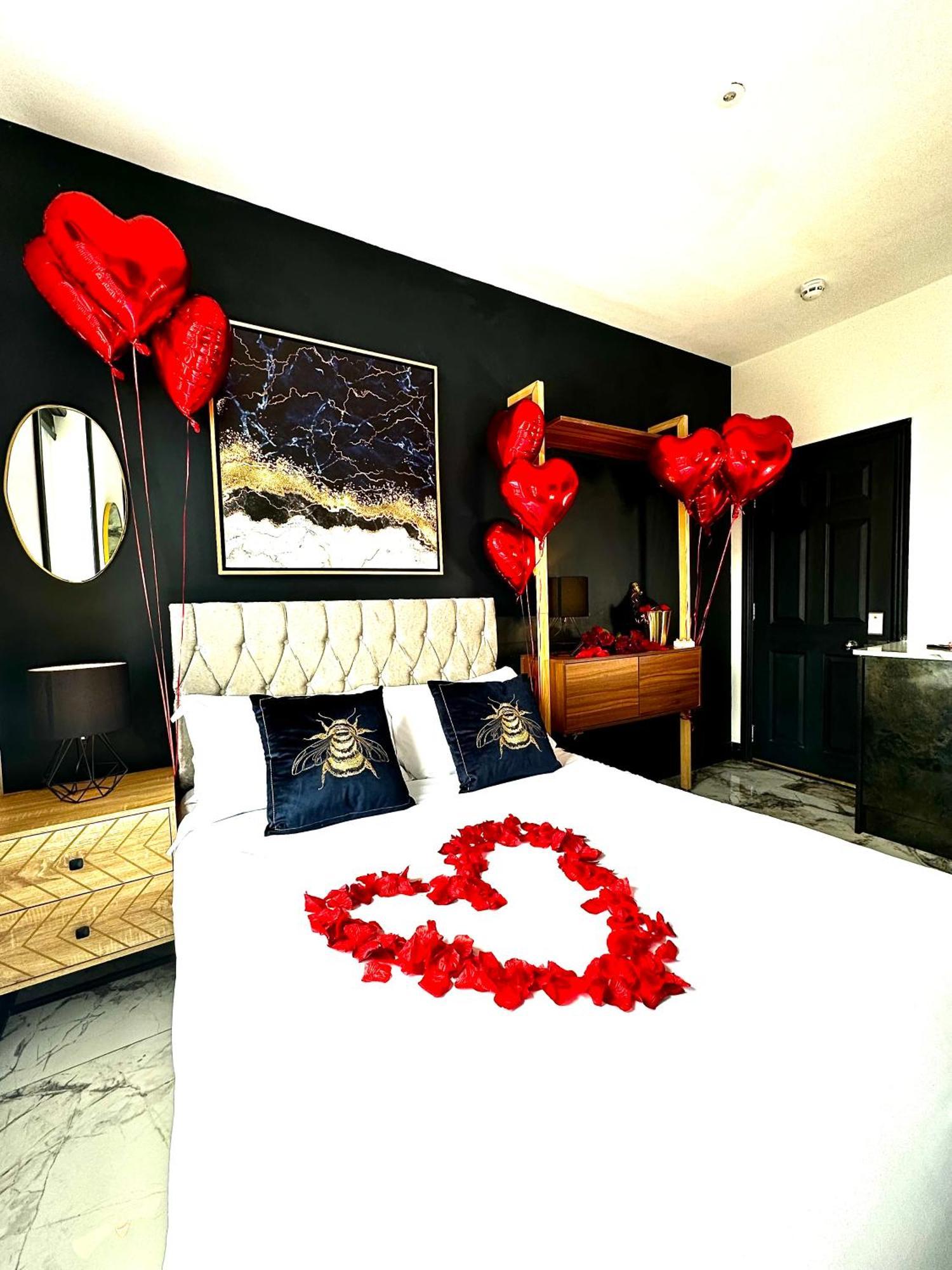 Duke And Duchess Apartments And Rooms - Private In Room Hot Tub Suites 런던 외부 사진