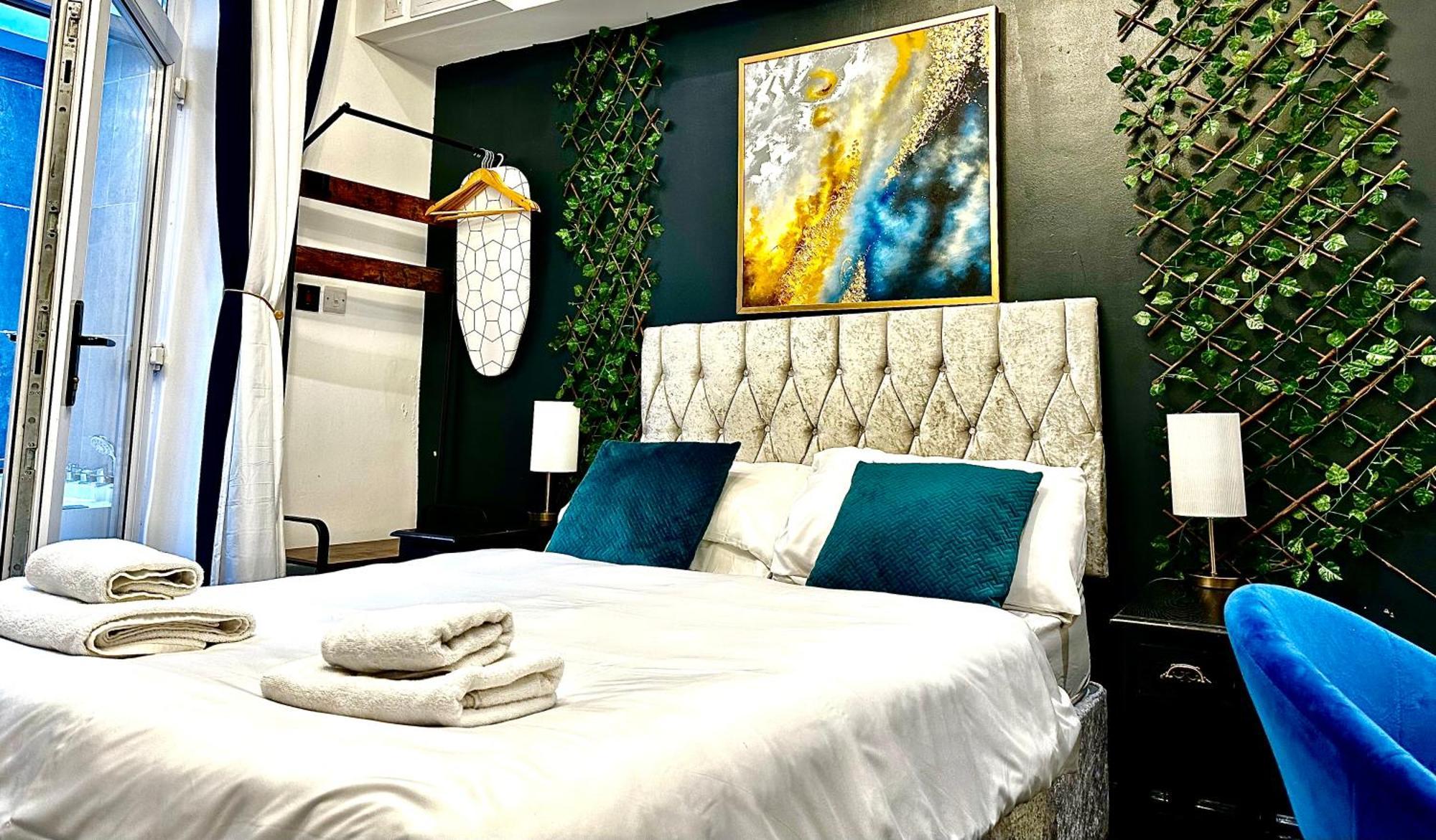 Duke And Duchess Apartments And Rooms - Private In Room Hot Tub Suites 런던 외부 사진