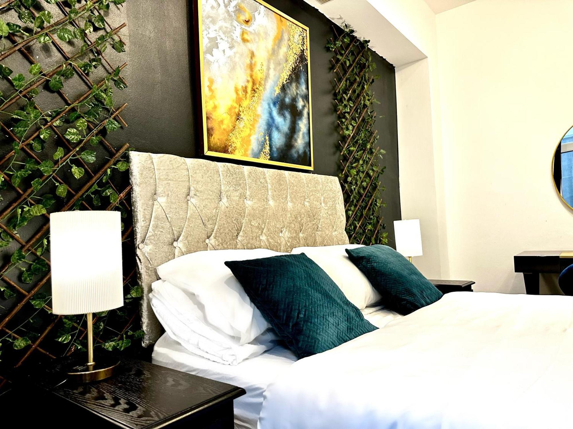 Duke And Duchess Apartments And Rooms - Private In Room Hot Tub Suites 런던 외부 사진