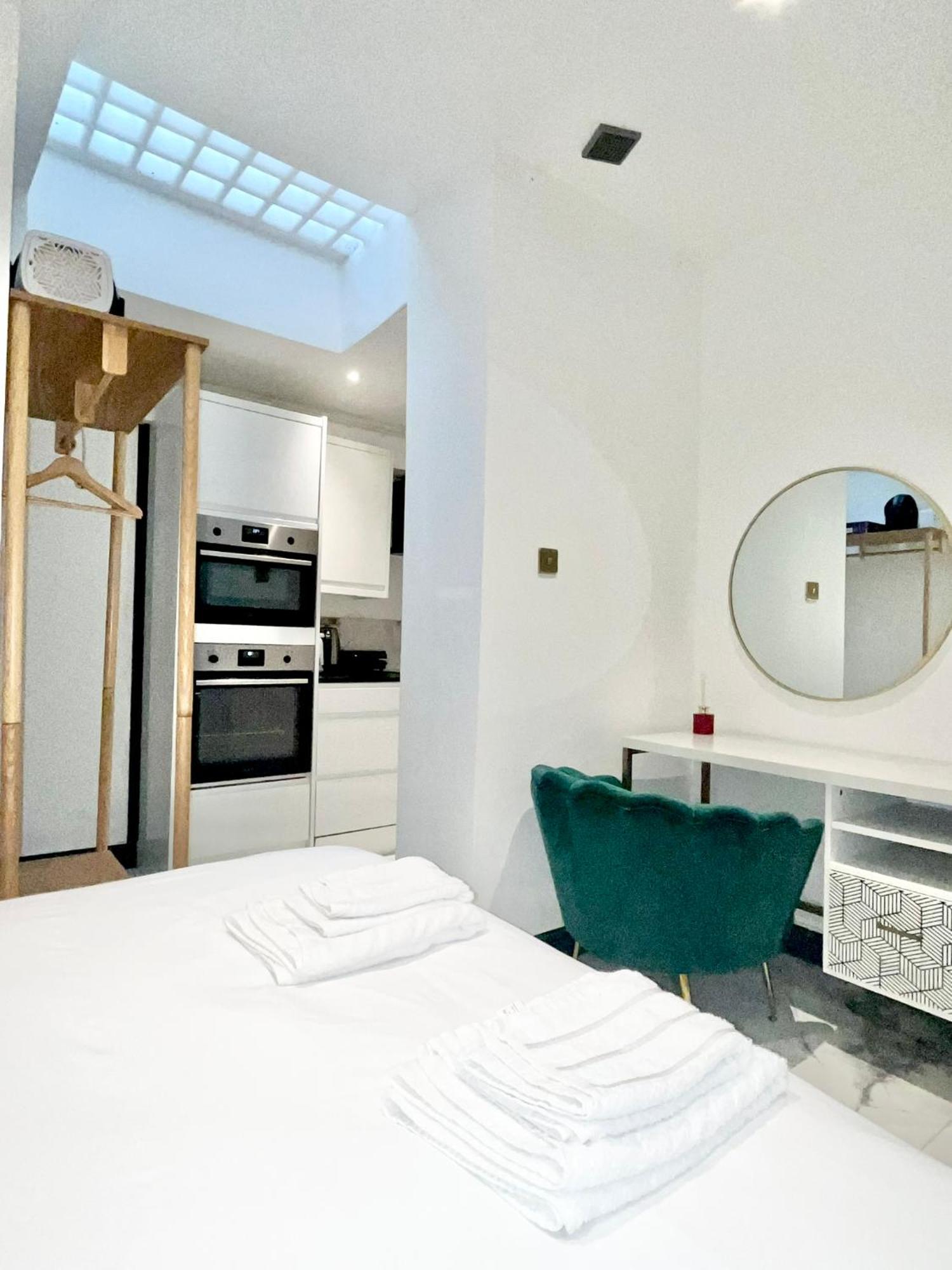 Duke And Duchess Apartments And Rooms - Private In Room Hot Tub Suites 런던 외부 사진