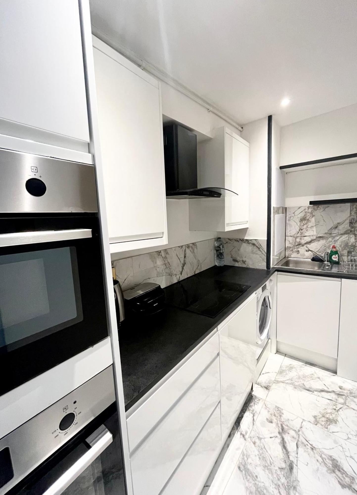 Duke And Duchess Apartments And Rooms - Private In Room Hot Tub Suites 런던 외부 사진