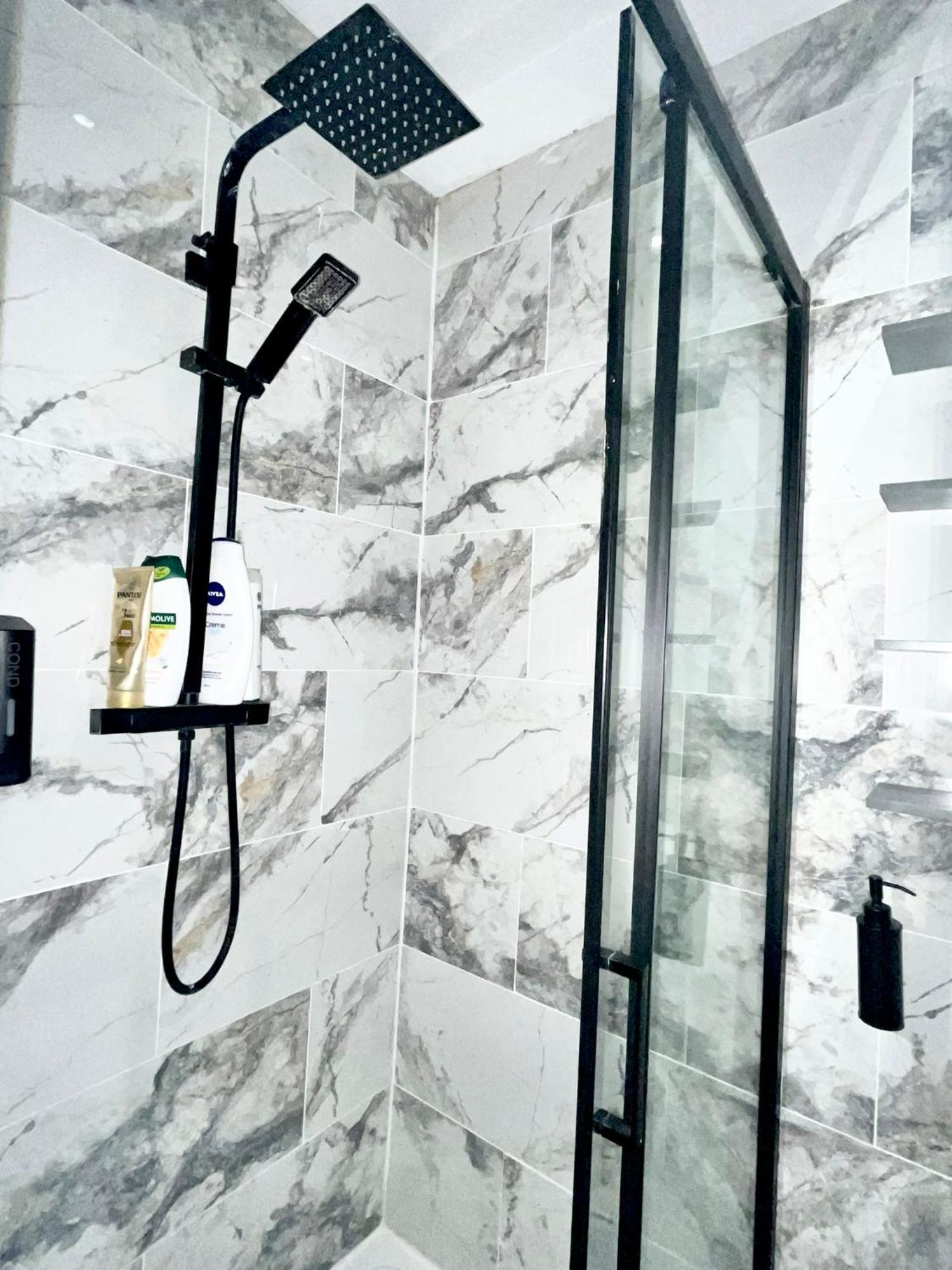 Duke And Duchess Apartments And Rooms - Private In Room Hot Tub Suites 런던 외부 사진