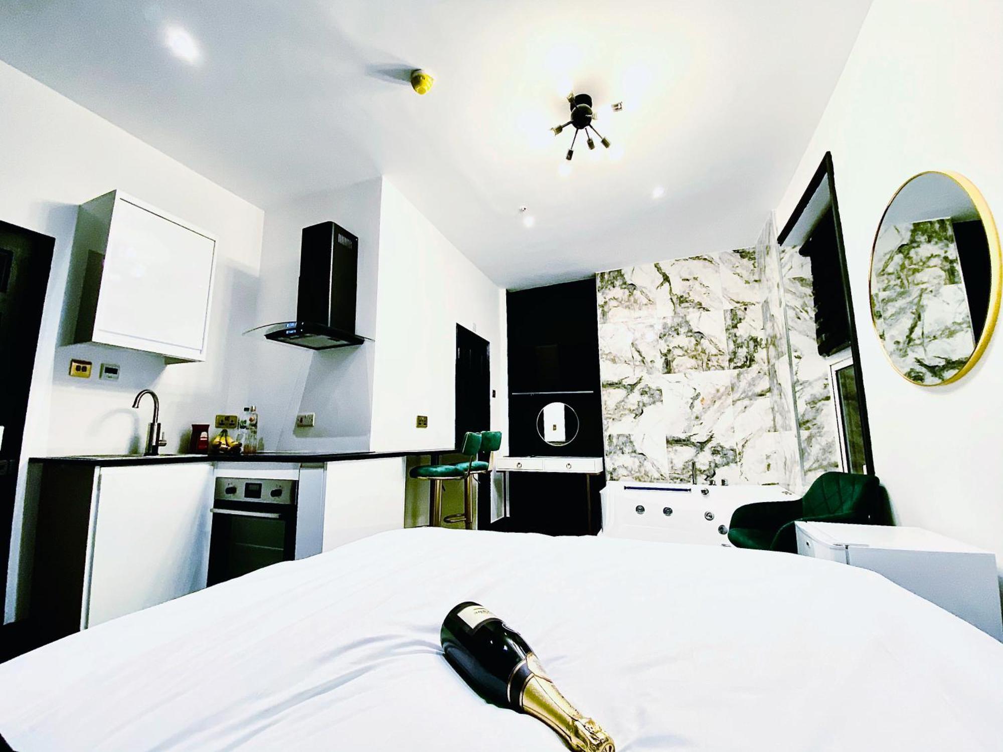 Duke And Duchess Apartments And Rooms - Private In Room Hot Tub Suites 런던 외부 사진